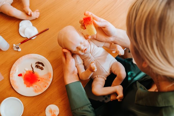 Les poupées reborn : un art qui touche le cœur des passionnés